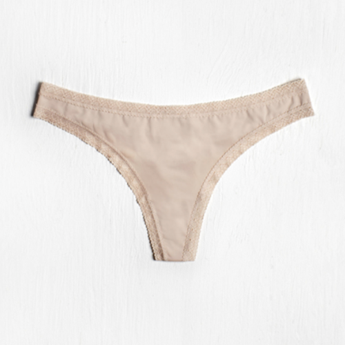 String de dentelle micro avec une culotte brésilienne nude