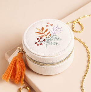 Étui à bijoux avec des feuilles brodées