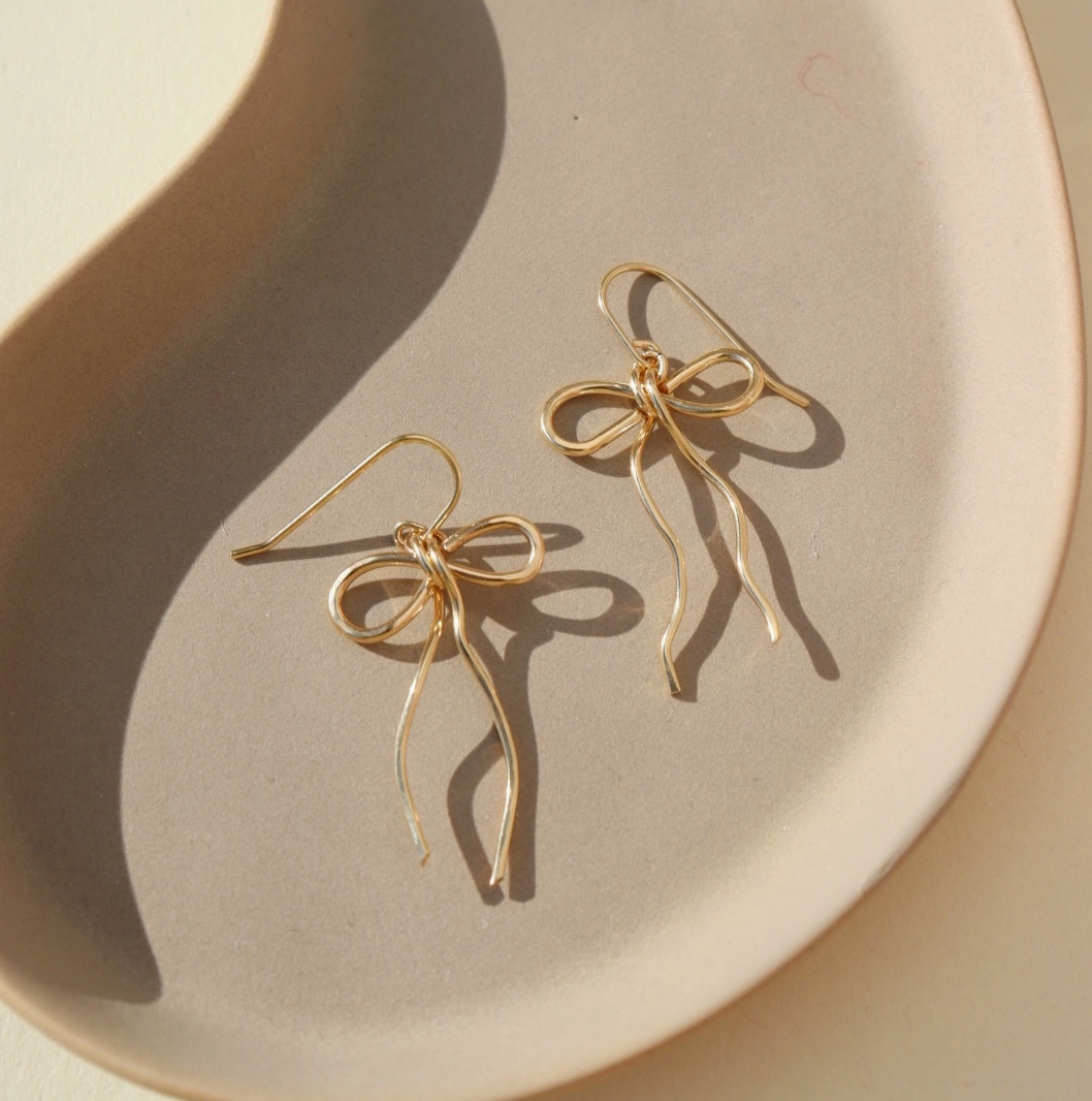 Boucles d'oreilles Token Coquette avec nœud