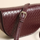 Sac bandoulière en cuir vegan tissé bordeaux