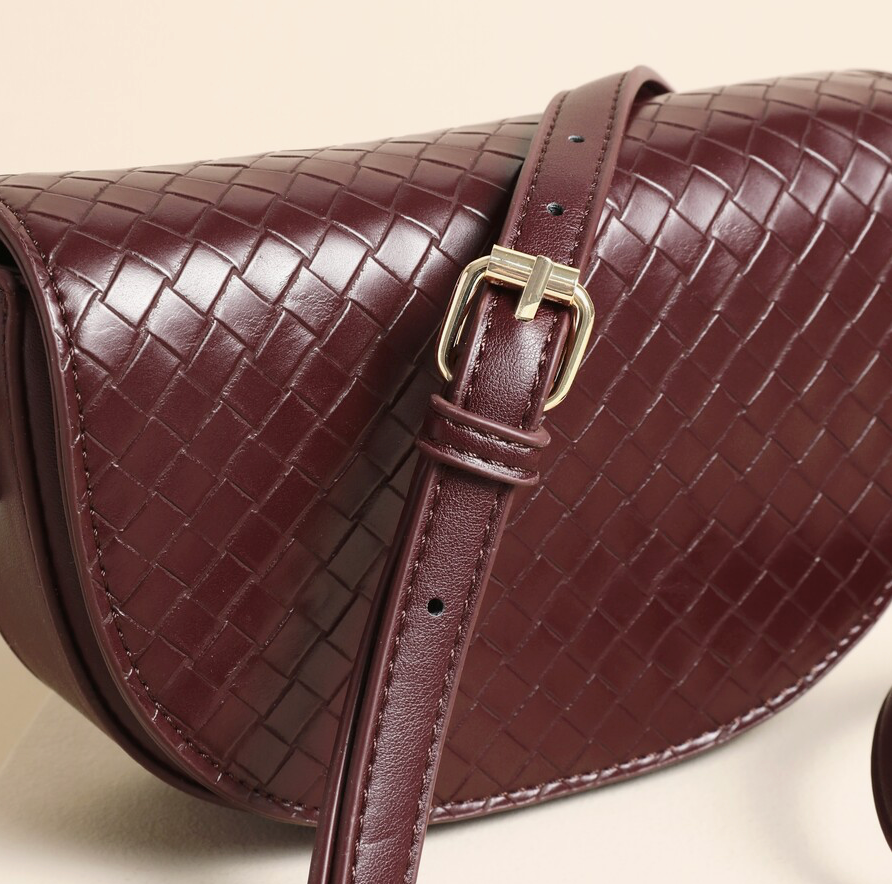 Sac bandoulière en cuir vegan tissé bordeaux