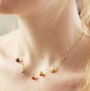 Collier en émail avec pendentif en forme de fruit