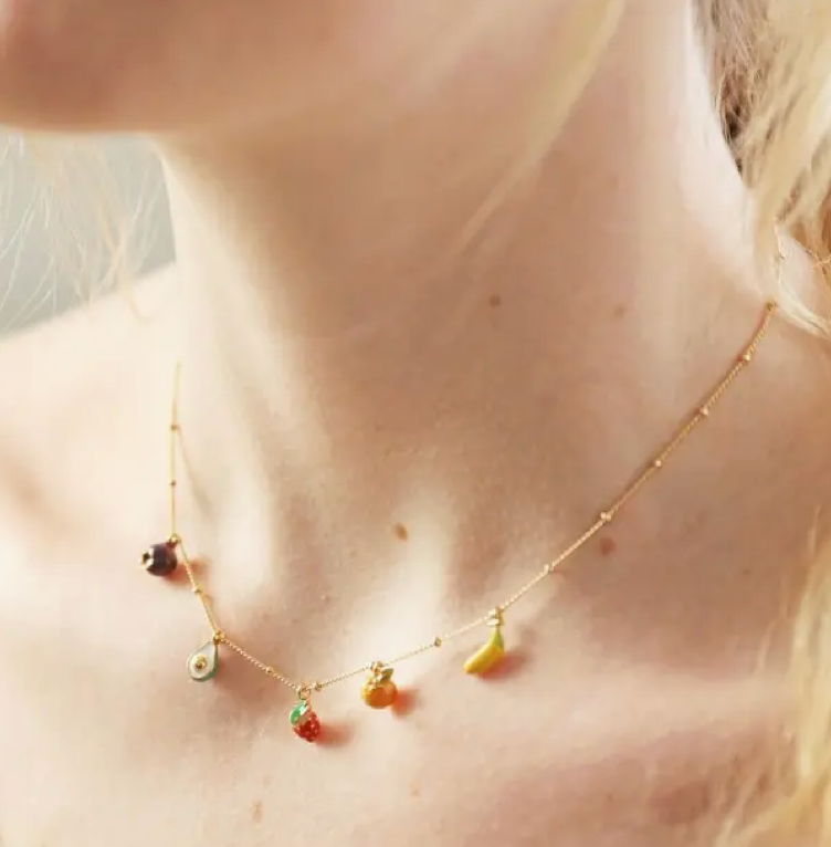 Collier en émail avec pendentif en forme de fruit