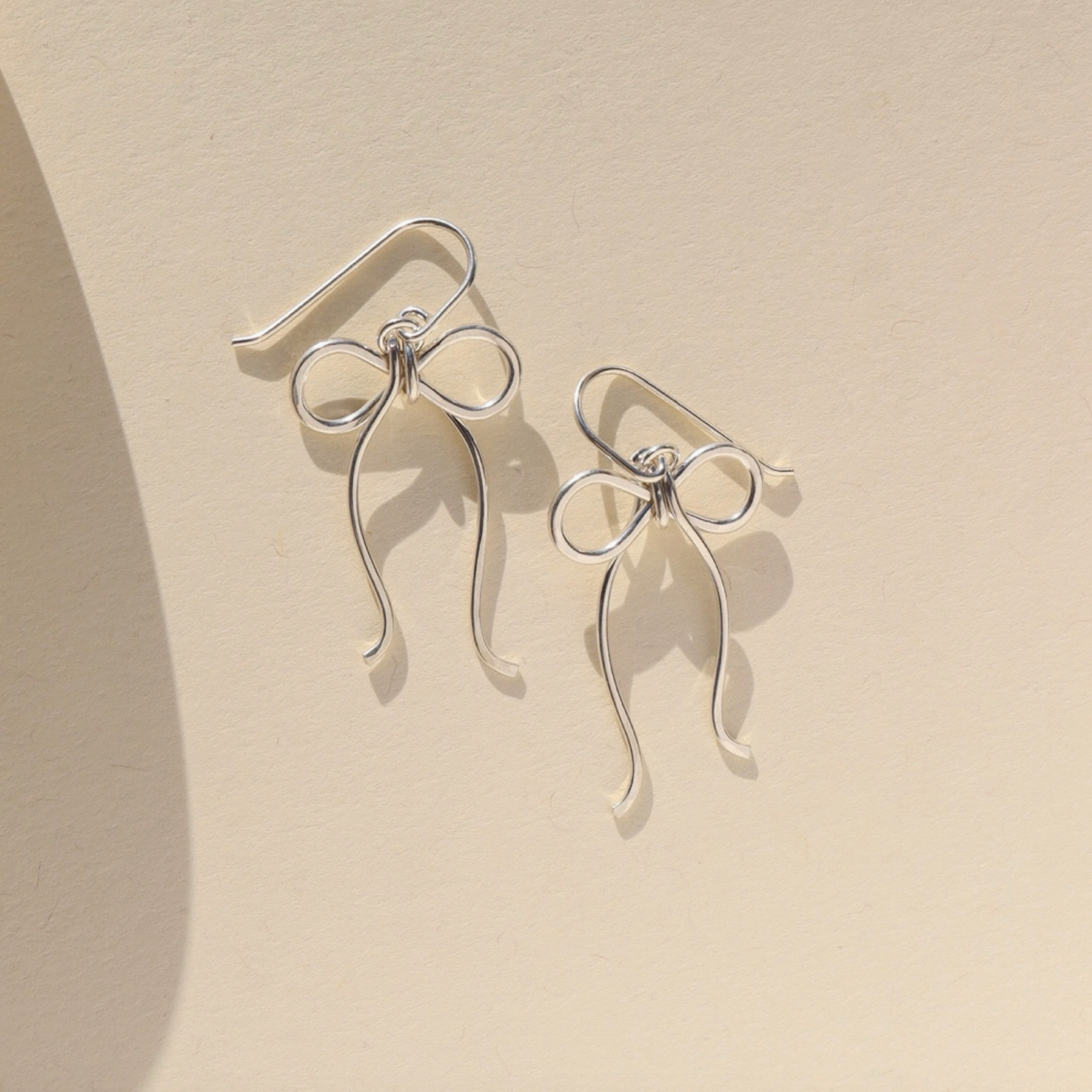 Boucles d'oreilles Token Coquette avec nœud