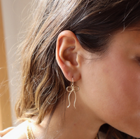 Boucles d'oreilles Token Coquette avec nœud