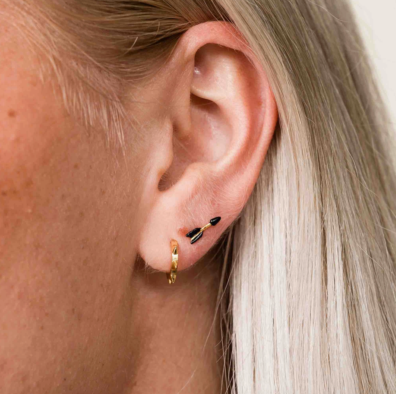 Boucles d'oreilles en émail flèche noire Larissa Loden