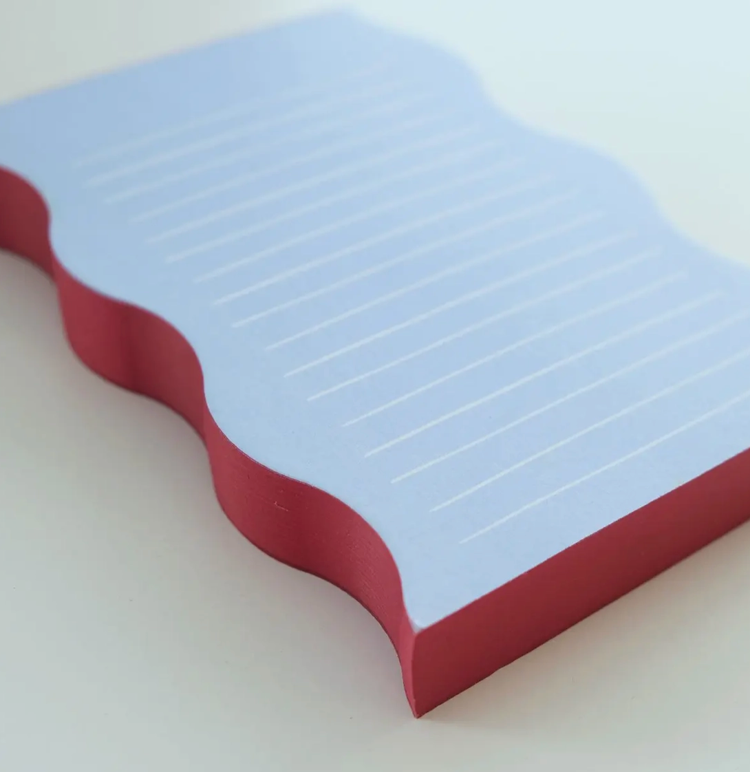 Bloc-notes en forme ondulée bleu et canneberge