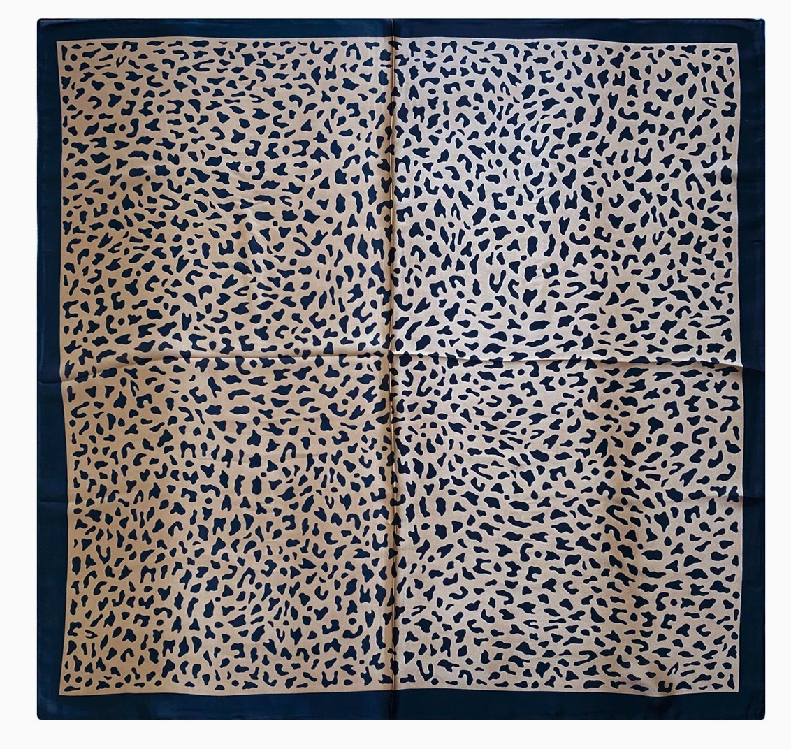 Foulard en satin léopard