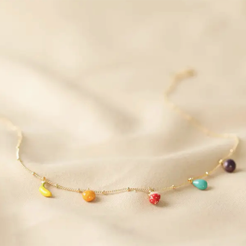 Collier en émail avec pendentif en forme de fruit
