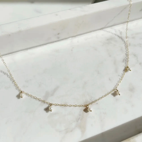 Collier en perles délicates Token