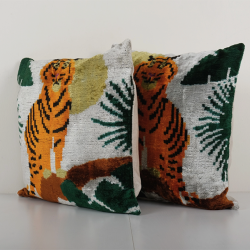 Coussin en soie velours Ikat Tigre